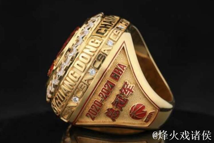 CBA揭幕战前，颁发了上赛季总冠军戒指