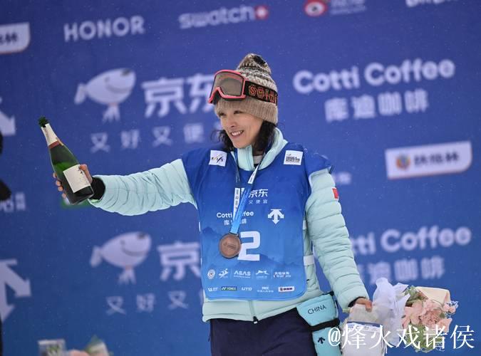 蔡雪桐获得U型场地世界杯单板滑雪第三名